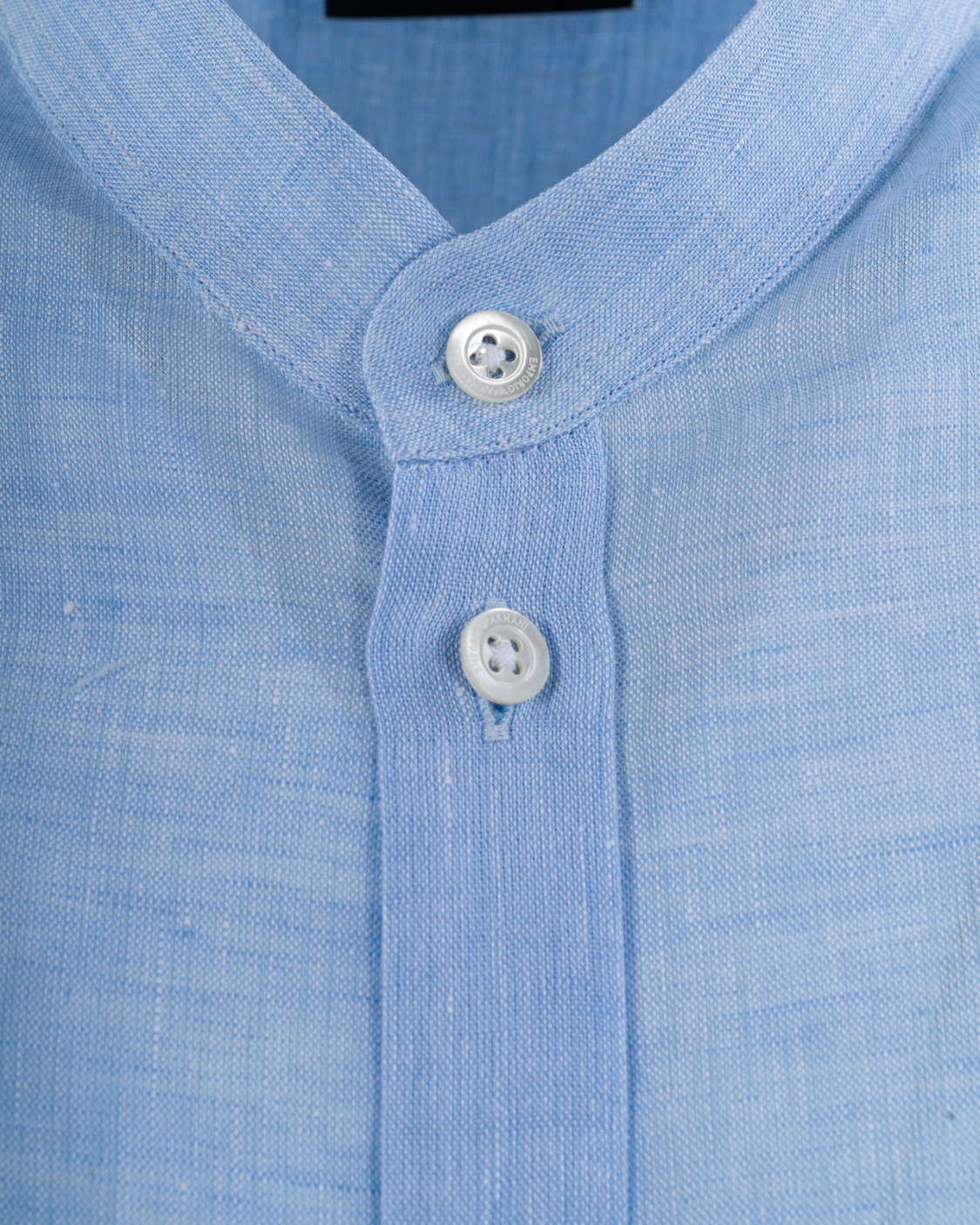 shop EMPORIO ARMANI Sales Camicia: Emporio Armani camicia collo guru in lino.
Brand logo.
Tinta unita.
Collo guru.
Maniche lunghe.
Polsini con bottoni.
Bottoni.
Chiusura sul fronte.
Composizione: 100% Lino.
Made in China.. 01SMGL 010F9-700 number 641622